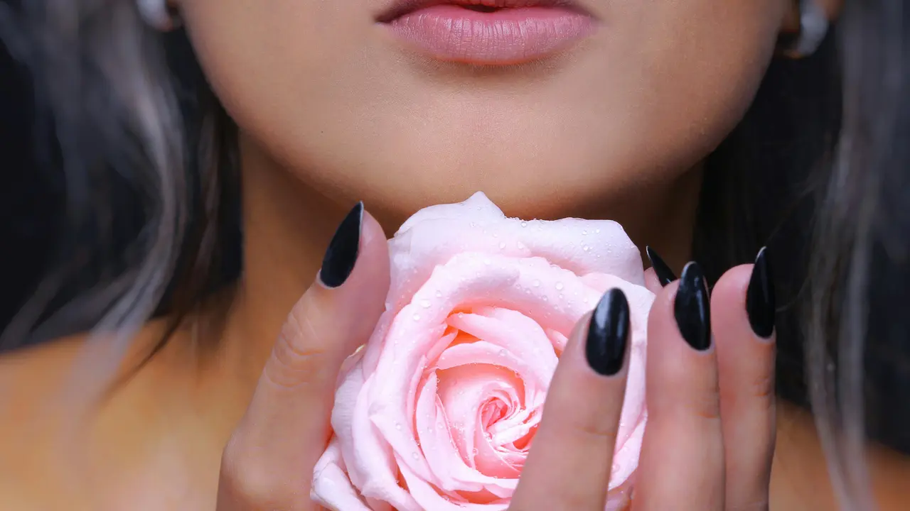 Bibir Kering dan Pecah-Pecah? Ini Trik Bikin Bibir Tetap Lembap Tanpa Lip Balm Mahal