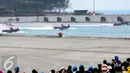 Tank TNI melakukan atraksi di laut saat peringatan HUT TNI ke-70 di Dermaga Indah Kiat, Cilegon, Banten, Senin (5/10/2015). HUT TNI Ke-70 ditandai atraksi tempur tiga matra TNI Angkata Darat, Laut dan Udara. (Liputan6.com/Faisal Fanani)