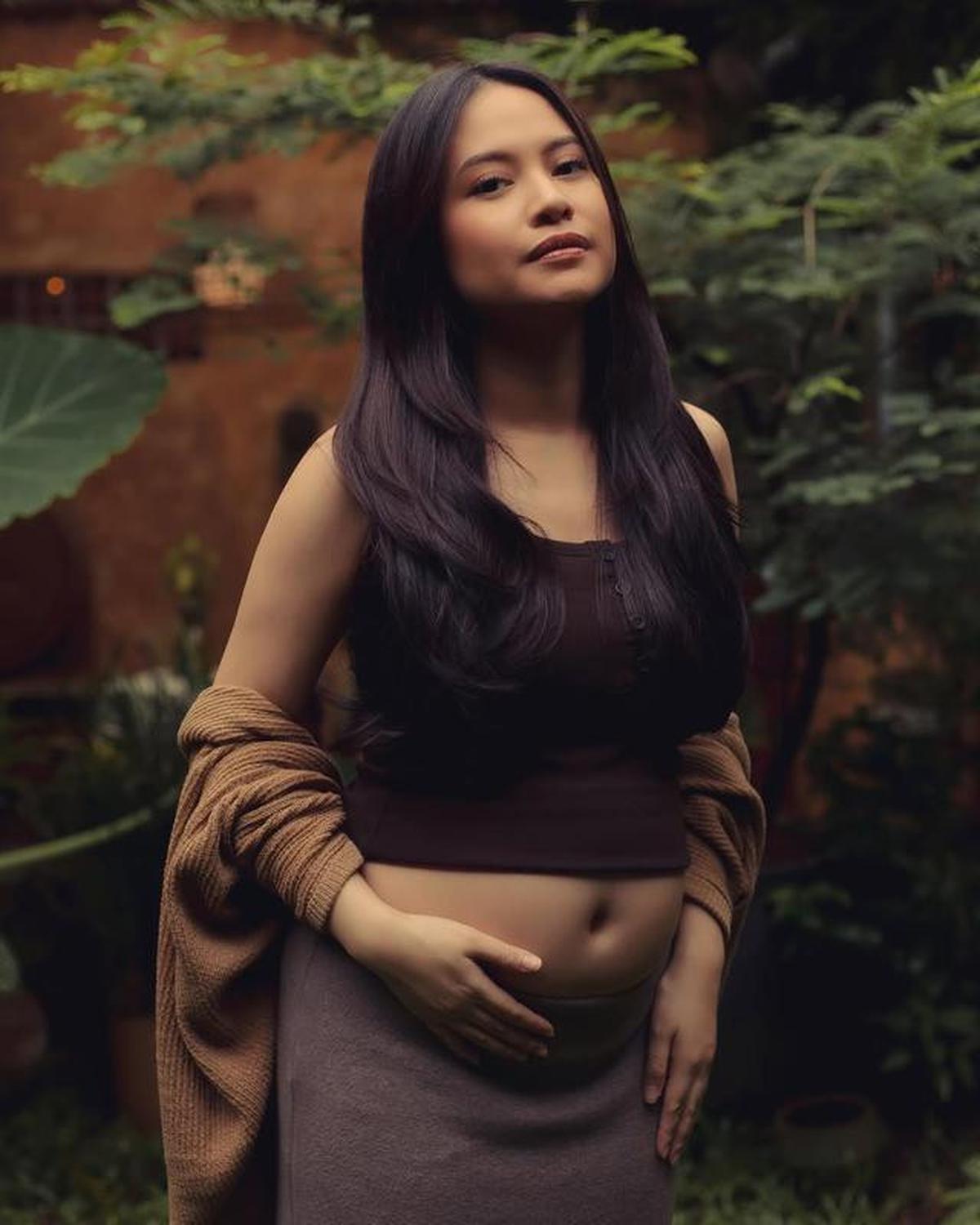 Hanggini Umumkan Kehamilan Pertama, Ini 6 Potret Maternity Pamer Baby Bump