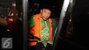 Rusli Sibua memasuki mobil tahanan usai menjalani pemeriksaan KPK, Jakarta, Rabu (22/7/2015). Rusli meminta KPK memeriksa Bambang Widjojanto yang sempat menjadi pengacaranya saat sengketa Pilkada Morotai 2011 di MK. (Liputan6.com/Helmi Afandi)