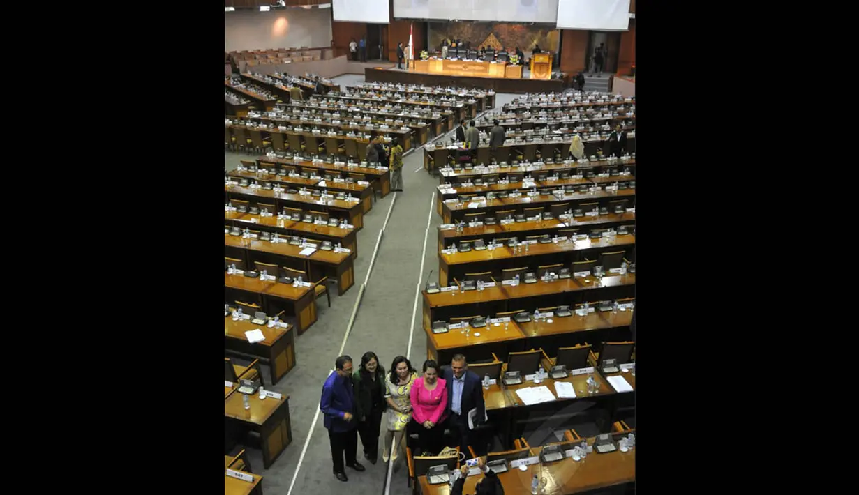 Beberapa anggota DPR tampak berfoto usai rapat paripurna di Kompleks Parlemen Senayan, Jakarta, Selasa (26/8/14). (Liputan6.com/Johan Tallo)