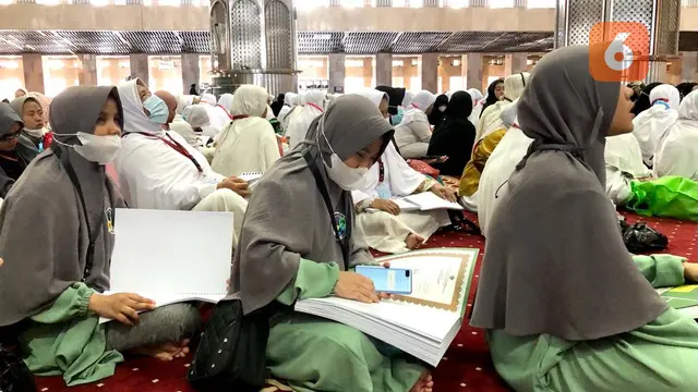 Penyandang disabilitas netra baca Al Quran Braille