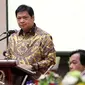 Ketum DPP Golkar Airlangga Hartarto memberi sambutan saat seminar kebangsaan, Jakarta, Senin (15/10). Seminar diharapkan memberikan pengetahuan peserta mengenai pemilu yang diselenggarakan secara damai, bersih, dan bermartabat. (Liputan6.com/Johan Tallo)