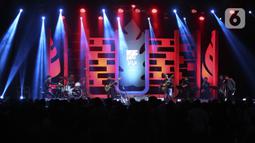 Gitaris Tohpati tampil pada hari kedua BNI Java Jazz Festival 2022 di JIExpo Kemayoran, Jakarta Pusat, Sabtu (28/5/2022). Perhelatan musik BNI Java Jazz Festival 2022 digelar pada 27-29 Mei dengan menampilkan musisi-musisi dari dalam dan luar negeri. (Liputan6.com/Johan Tallo)