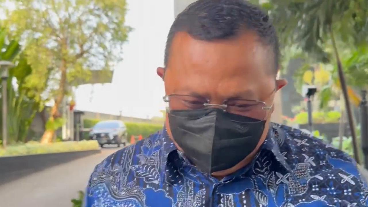 Usai Diperiksa KPK Soal Kuota Haji, Kakanwil Kemenag Berjalan Cepat Sambil Nunduk 'Tidak mas Tidak