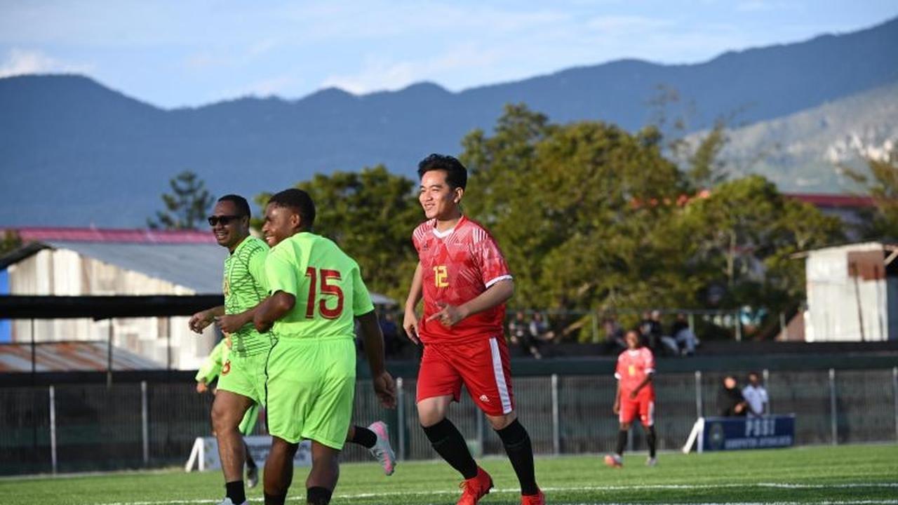 Wapres Gibran Cetak Hattrick di Lapangan Wamena, Semarakkan Sepak Bola Papua Pegunungan