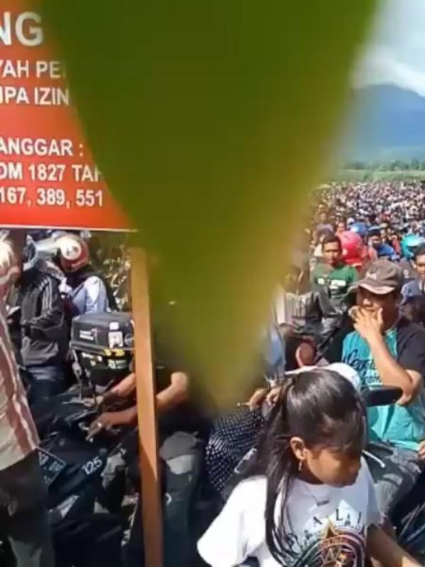Suasana kepadatan di Ranu Manduro. (dok. Instagram @ayodolan/https://www.instagram.com/p/B9La_G3n2dF//Adhita Diansyavira)