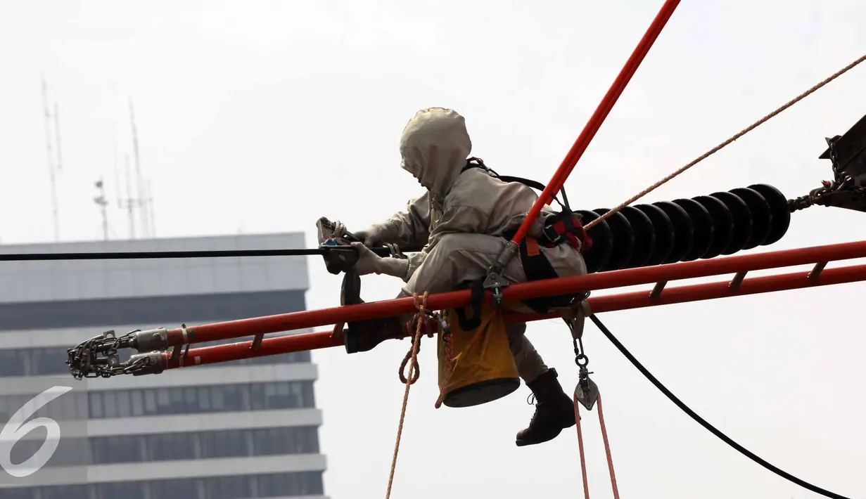 Seorang Pasukan Elit PLN saat beraksi di Menara Sutet Jalan Asia Afrika, Jakarta, Rabu (12/8/2015). Pekerjaan tersebut mengandung resiko besar karena jaringan listrik masih dipelihara tanpa dipadamkan. (Liputan6.com/Helmi Afandi)