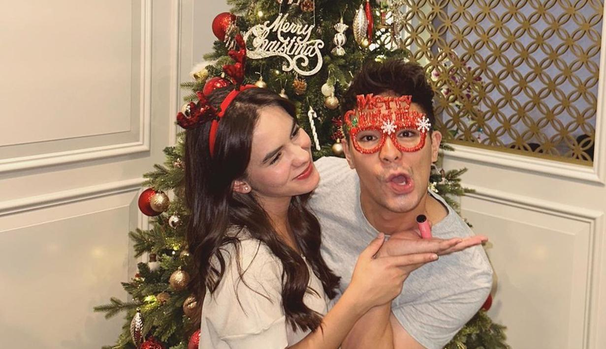 Meski beda agama, Steffi Zamora tetap menemani Fero Walandouw rayakan Natal. Sudah kenal dengan keluarga masing-masing, pasangan ini didoakan langgeng dan didoakan segera menikah. Pakai atribut Natal seperti bando dan kacamata sembari berpose lucu, Steffi dan Fero Walandouw tampak menggemaskan. (Liputan6.com/IG/@steffizamoraaa)