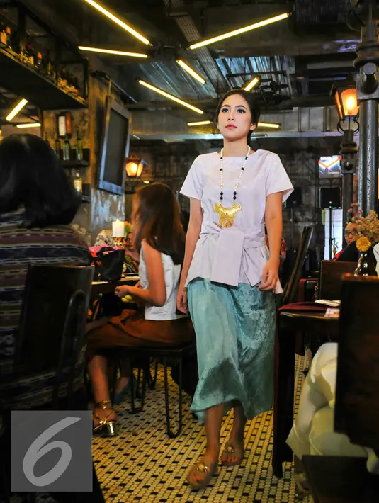 Model membawakan kain tenun koleksi terbaru SRI Indonesia saat fashion show, Jakarta, Selasa (17/5). Sri Indonesia menggelar acara trunk show dan lelang baju untuk disumbangkan pada pengrajin tenun dari Garut. (Liputan6.com/Yoppy Renato)