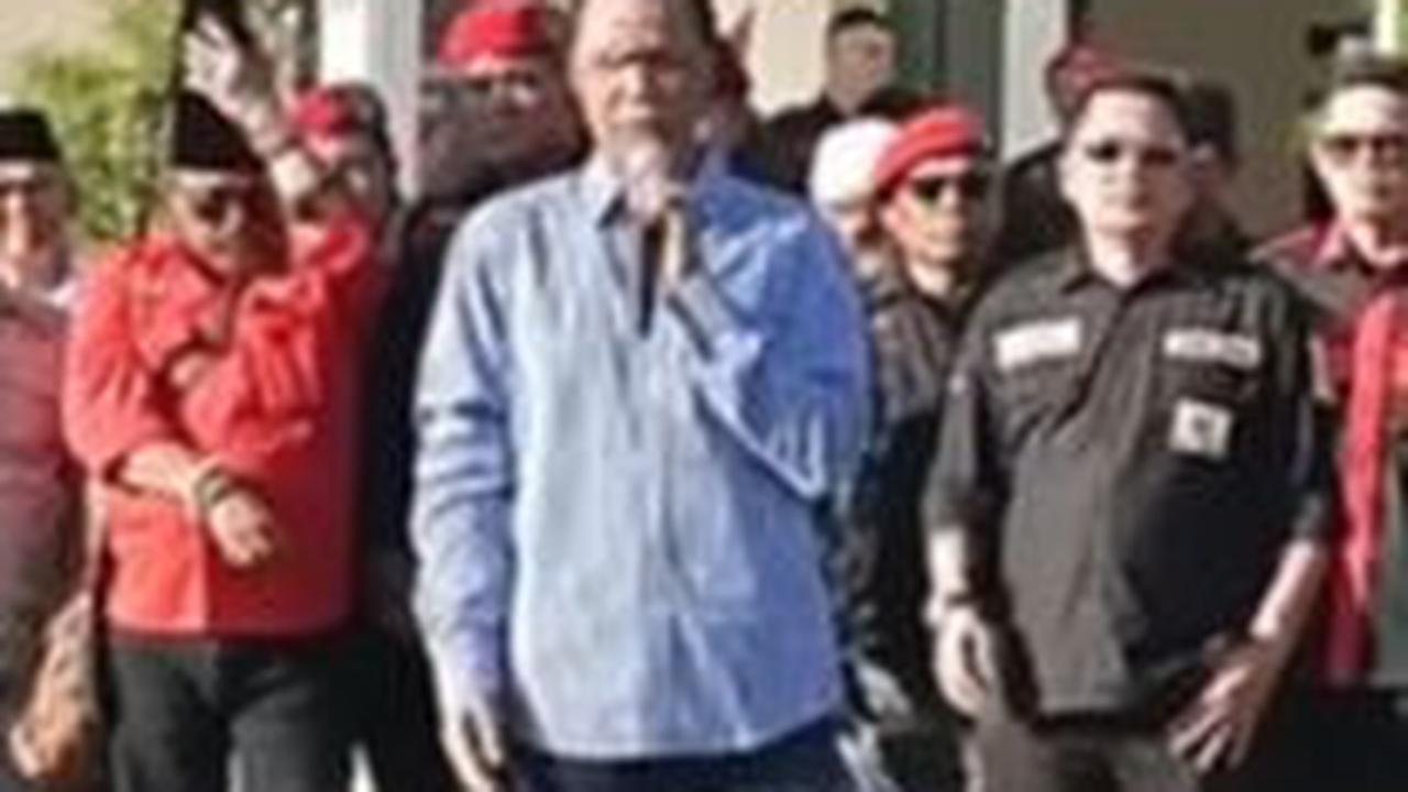 "Pak Jokowi itu Presiden orangnya kurus tapi bekerja keras, enggak ada yang lawan nah itulah seorang Jokowi," tambahnya.