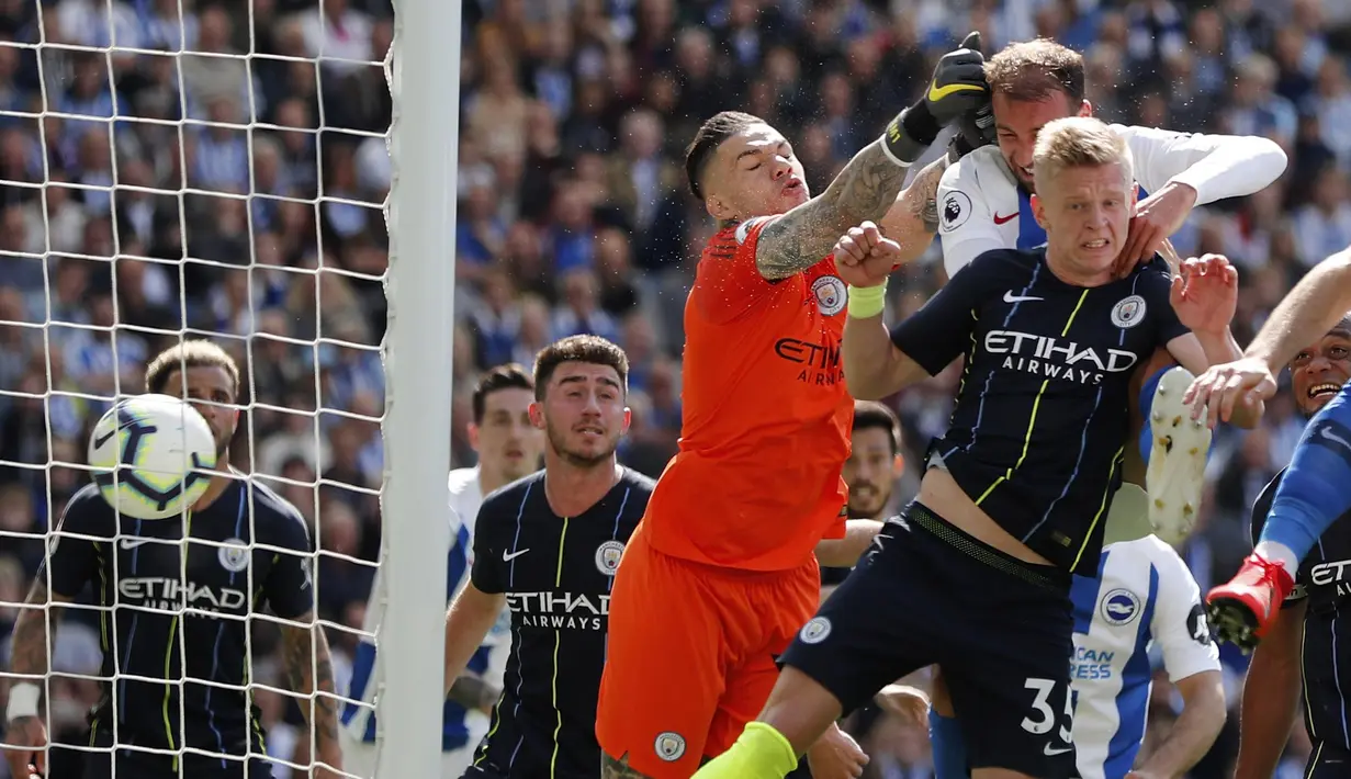 Pemain Brighton and Hove Albion, Glenn Murray, mencetak gol ke gawang Manchester City pada laga Premier League di Stadion AMEX, Minggu (12/5). Manchester City menang 4-1 atas Brighton and Hove Albion. (AP/Frank Augstein)