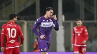 Penyerang Fiorentina, Dusan Vlahovic (tengah) berselebrasi usai mencetak gol ke gawang Sampdoria pada pertandingan lanjutan Liga Serie A Italia di stadion Artemio Franchi di Firenze, Italia (30/11/2021). Fiorentina menang atas Sampdoria 3-1. (Massimo Paolone/LaPresse via AP)