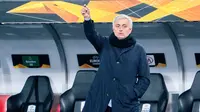 Pelatih Tottenham Hotspur, Jose Mourinho, memberikan arahan kepada pemainnya saat menghadapi LASK pada laga lanjutan Liga Europa di Linzer Stadium, Jumat (4/12/2020) dini hari WIB. Tottenham bermain imbang 3-3 lawan LASK. (AFP/Georg Hochmuth/APA)