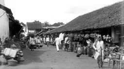Pasar Senen awalnya hanya buka pada hari Senin. Namun mulai 1766, pasar yang ramai dikunjungi ini akhirnya dibuka untuk hari lain selain Senin. (wikimedia.org)