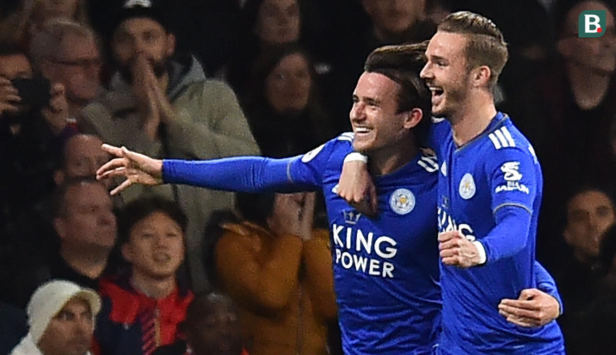 Para pemain Leicester merayakan gol bunuh diri yang dilakukan bek Arsenal, Hector Bellerin, pada laga Premier League Inggris di Stadion Emirates, London, Senin (22/10). Arsenal menang 3-1 atas Leicester. (AFP/Glyn Kirk)