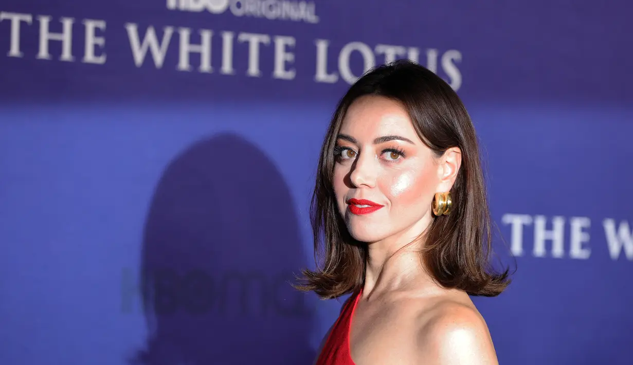 Aubrey Plaza berpose saat menghadiri Premiere Musim 2 Los Angeles Seri Asli HBO "The White Lotus" di Goya Studios di Los Angeles, California pada 20 Oktober 2022. Plaza memakai lipstik berwarna merah seperti gaun yang dikenakan. (Amy Sussman/Getty Images/AFP)