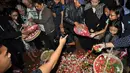 Sejumlah kerabat menaburkan bunga pada pemakaman Bambang Mustari Sadino atau akrab dipanggil Bob Sadino di TPU Jeruk Purut, Jakarta, Selasa (20/1/2015). (Liputan6.com/Miftahul Hayat)