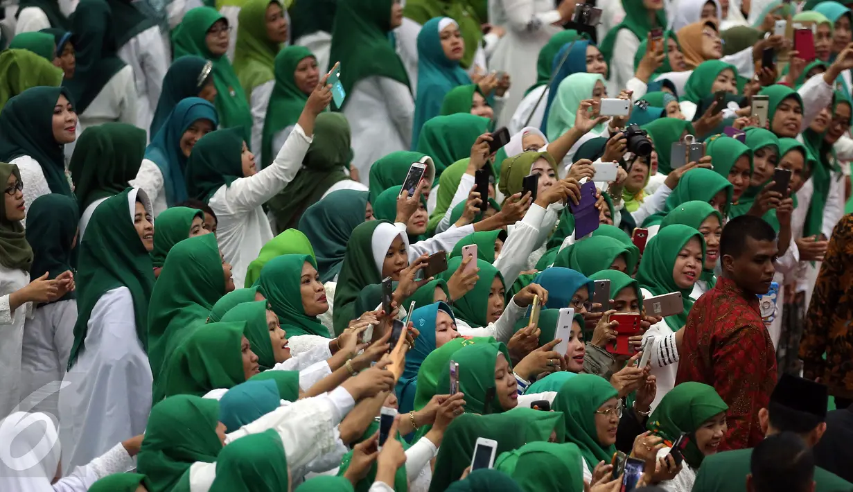 Sejumlah umat muslim saat mengikuti acara Silaturahmi Nasional Ulama Rakyat, Jakarta, Sabtu (12/11). Acara ini bertujuan mendoakan keselamatan Bangsa Indonesia agar tidak mudah di pecah belah oleh karena perbedaan Agama. (Liputan6.com/Johan Tallo)