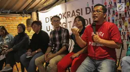 Ketua Divisi Advokasi YLBHI Arif Yogiawan berbicara dalam konferensi pers bertajuk Demokrasi di Ujung Tanduk, Jakarta, Minggu (15/9/2019). Demokrasi Indonesia dianggap menurun, salah satunya dilihat dari aspek supremasi hukum. (Liputan.com/Faizal Fanani)
