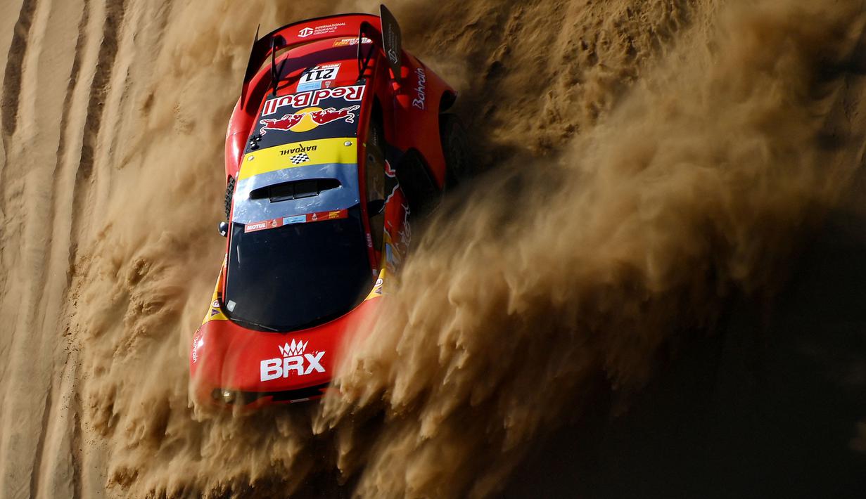 Pembalap Prancis, Sebastien Loeb dan co-driver Fabian Lurquin dari Belgia bersaing selama Stage 1A Reli Dakar 2022 antara Jeddah dan Hail, di Arab Saudi, pada 1 Januari 2022.
(AFP/Franck Fife)