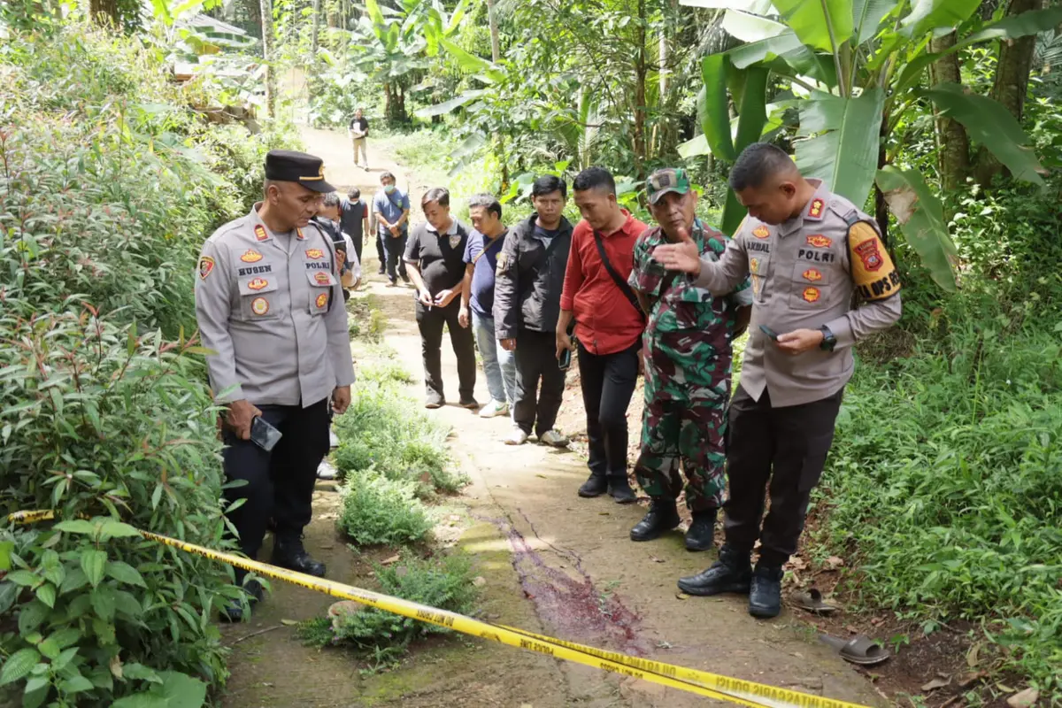 Petugas tengah melakukan olah TKP di lokasi pembunuhan sekaligus mutilasi di Dusun Sindangjaya, Desa Cisontrol, Kecamatan Rancah, Kabupaten Ciamis, Jumat (3/5/2024). (Liputan6.com/Jayadi Supriadin)