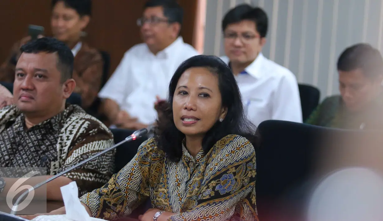 Menteri BUMN Rini Sumarno memberikan paparannya dengan para direktur Perusahaan BUMN saat jumpa pers di Jakarta, (25/7). Acara jumpa pers ini juga digunakan Menteri BUMN untuk pemaparan program  BUMN kedepan. (Liputan6.com/Angga Yuniar)