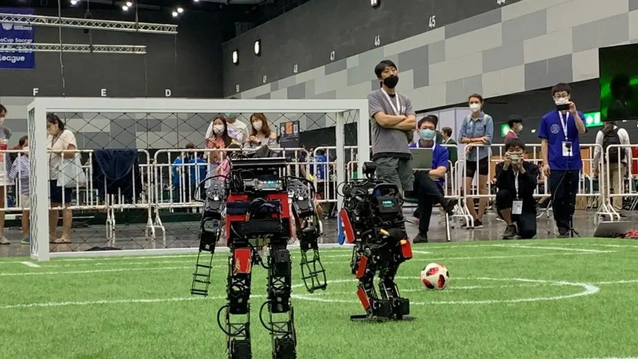 Robot dari ITS beraksi di RoboCup Thailand. (Liputan6.com/ ist)
