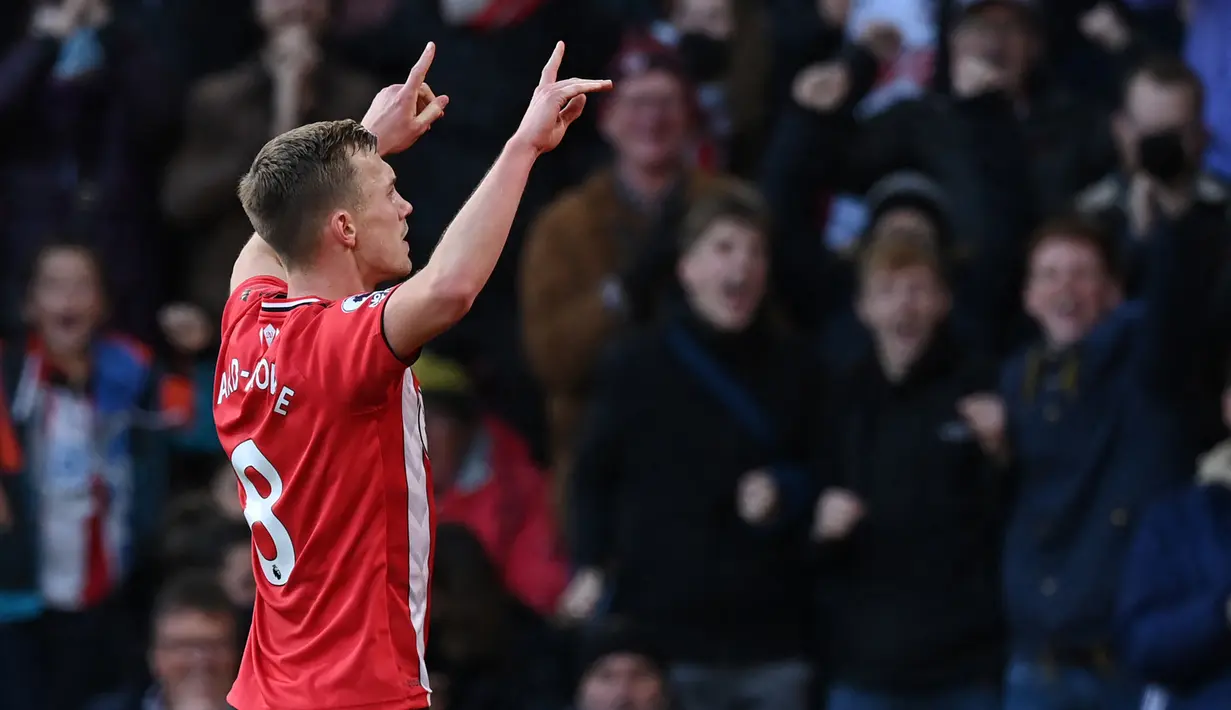 James Ward-Prowse. Gelandang Southampton ini mencetak gol kedua timnya ke gawang tuan rumah Newcastle United lewat tendangan penalti pada menit ke-95 plus 52 detik dalam laga di St James' Park, 28 Agustus 2021. Gol tersebut membuat laga berakhir imbang 2-2. (AFP/Glyn Kirk)
