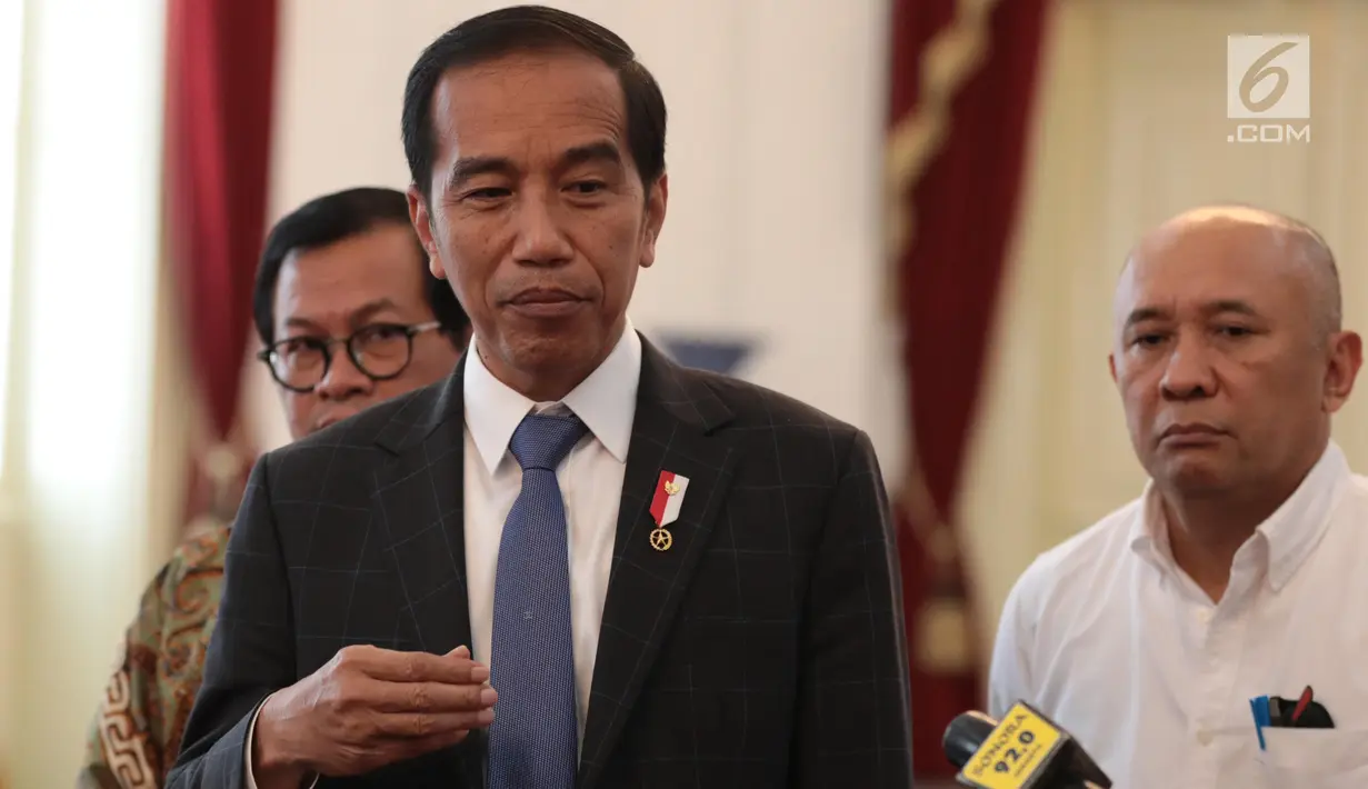 Presiden Joko Widodo (Jokowi) memberikan keterangan seusai bertemu CEO Bukalapak Achmad Zaky di Istana Merdeka, Sabtu (16/2). Dihadapan awak media, Jokowi menegaskan mendukung penuh anak-anak muda seperti Zaky untuk berinovasi. (Liputan6.com/Angga Yuniar)