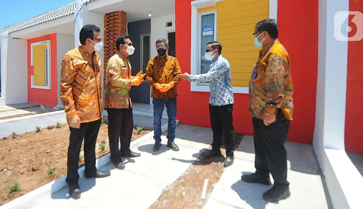 Wakil Dirut Bank BTN Nixon LP Napitupulu (tengah), Direktur Consumer and Commercial Lending Hirwandi Gafar (kedua kanan) berbincang dengan Kepala Bakorwil Malang Budi Sarwoto, Direktur Pelaksanaan PP Kementerian PUPR R.Haryo Bekti Martoyoedo di Pasuruan, Jawa Timur (15/10/2021).(Liputan6.com/HO/BTN)