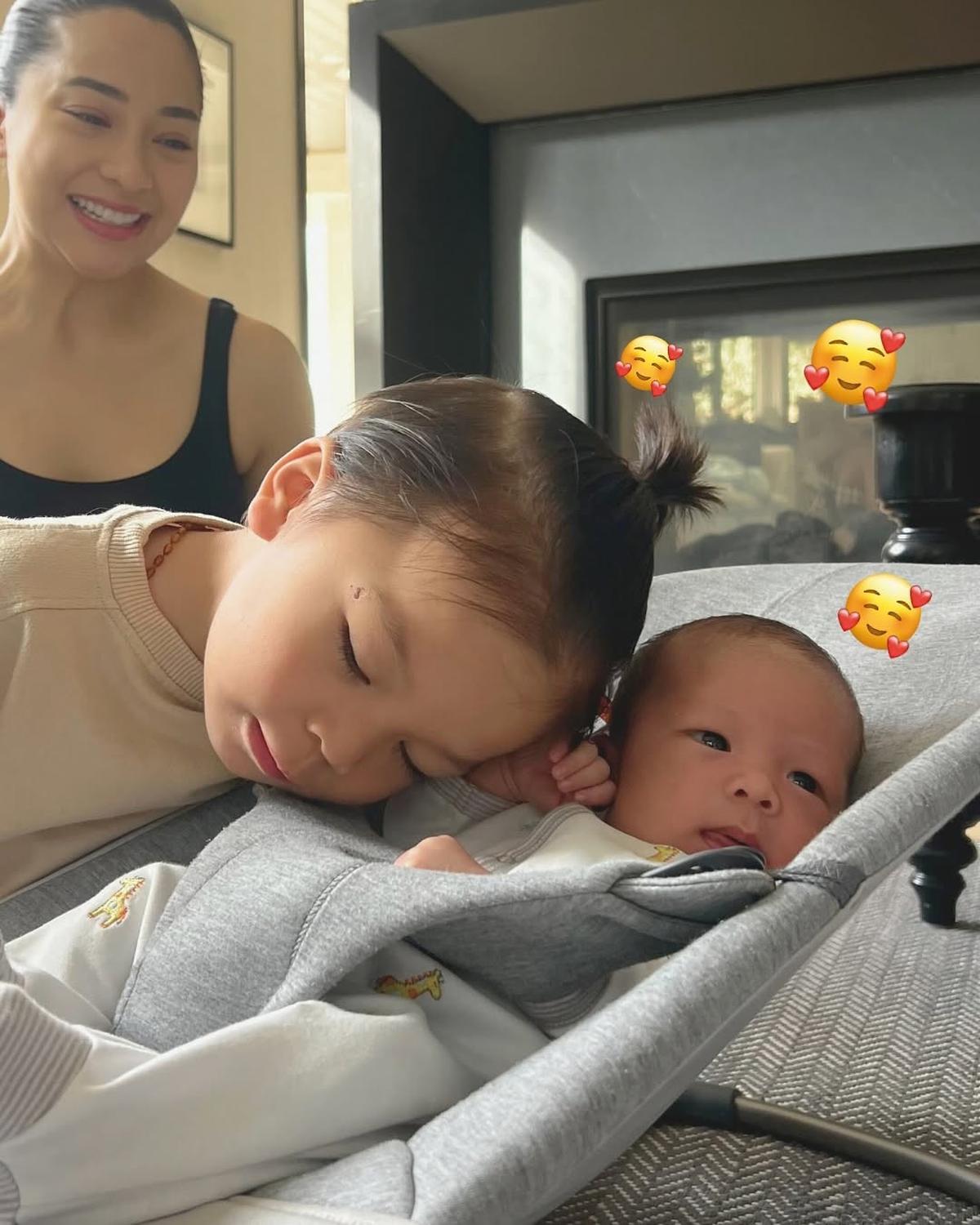Potret Issa Anak Nikita Willy Momong dan Menjaga Adiknya, Gemas dan Ingin Selalu Dekat