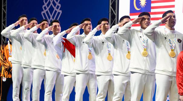 Tim Bulutangkis Putra Indonesia hormat kepada bendera merah putih pada saat berdiri di podium usai memastikan meraih medali emas di SEA Games Thailand 2025 di Gymnasium 4, Thammasat University Rangsit Campus, Pathum Thani, Rabu (10/12/2025). (Dok. PBSI)