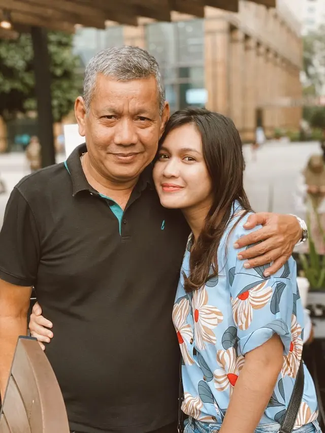 Penuh Momen Haru, Ini 7 Potret Pemakaman Ayah Dea Annisa