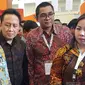 Menkominfo Rudiantara bersama Kepala Badan Ekonomi Kreatif Triawan Munaf mengunjungi sejumlah booth usai meresmikan pembukaan IESE 2017. Liputan6.com/Dewi Widya Ningrum