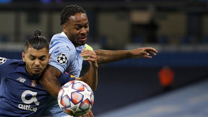 Jesus Corona duel dengan Raheem Sterling pada laga grup C Liga Champions antara Manchester City dan FC Porto di Stadion Etihad di Manchester, Inggris, Rabu, 21 Oktober 2020. (Phil Noble / Pool via AP)