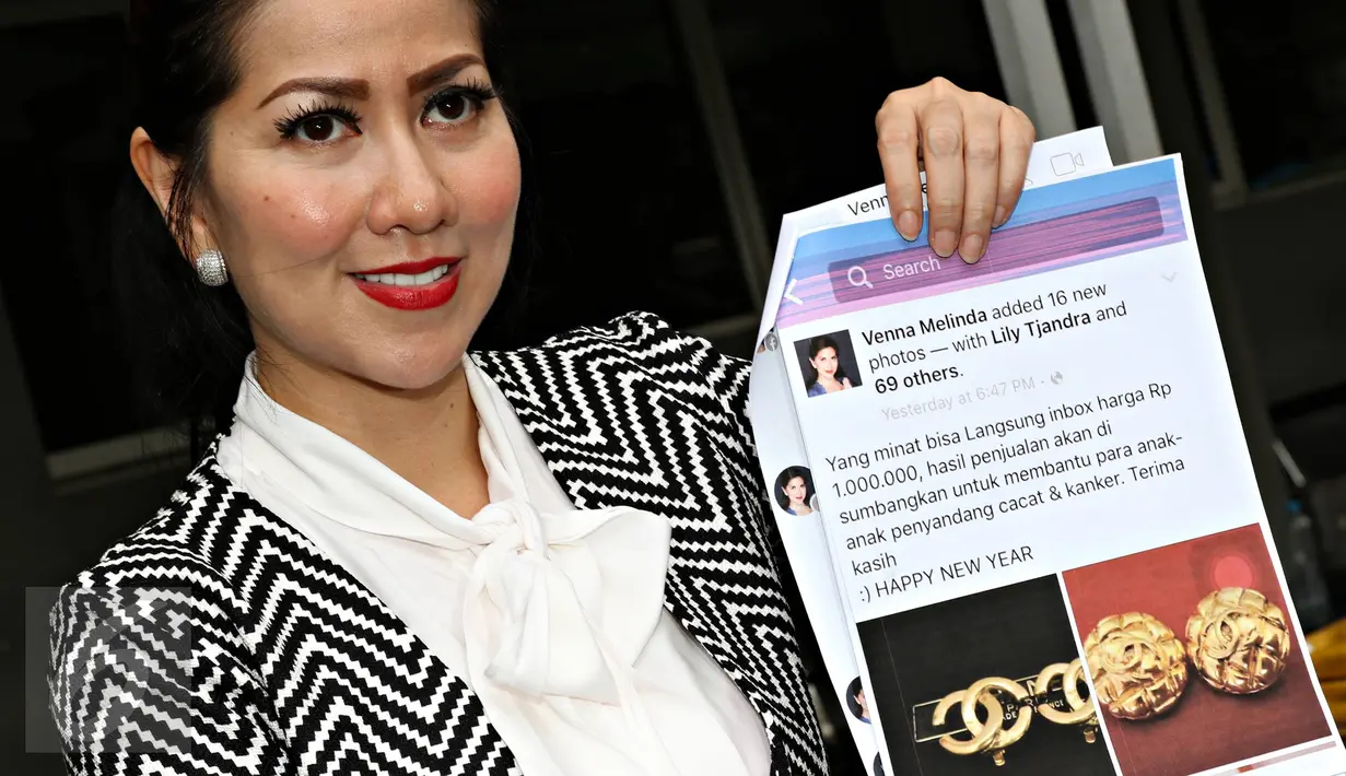 Aktris Venna Melinda memperlihatkan bukti saat tiba di Polda Metro Jaya, Jakarta, Senin (4/1/2015). Venna melaporkan oknum yang diduga mencatut namanya di media sosial dalam kasus penipuan bermodus jual beli online. (Liputan6.com/Immanuel Antonius)