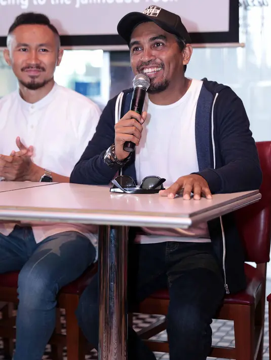 Penyanyi dan juga produser dalam film Filosofi Kopi itu juga bicara terkait kandasnya hubungannya dengan artis cantik itu. Bahwa tidak menutup bersatu kembali di kemudian hari. (Deki Prayoga/Bintang.com)