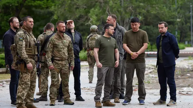 Presiden Ukraina Volodymyr Zelensky blusukan garis depan negaranya di tengah invasi Rusia.