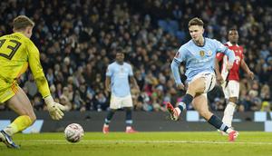 Pemain Manchester City, James McAtee mencetak gol ke gawang Salford City pada laga lanjutan Piala FA 2024/2025 di Etihad Stadium, Manchester, Inggris, Minggu (12/01/2025). (AP Photo/Dave Thompson)
