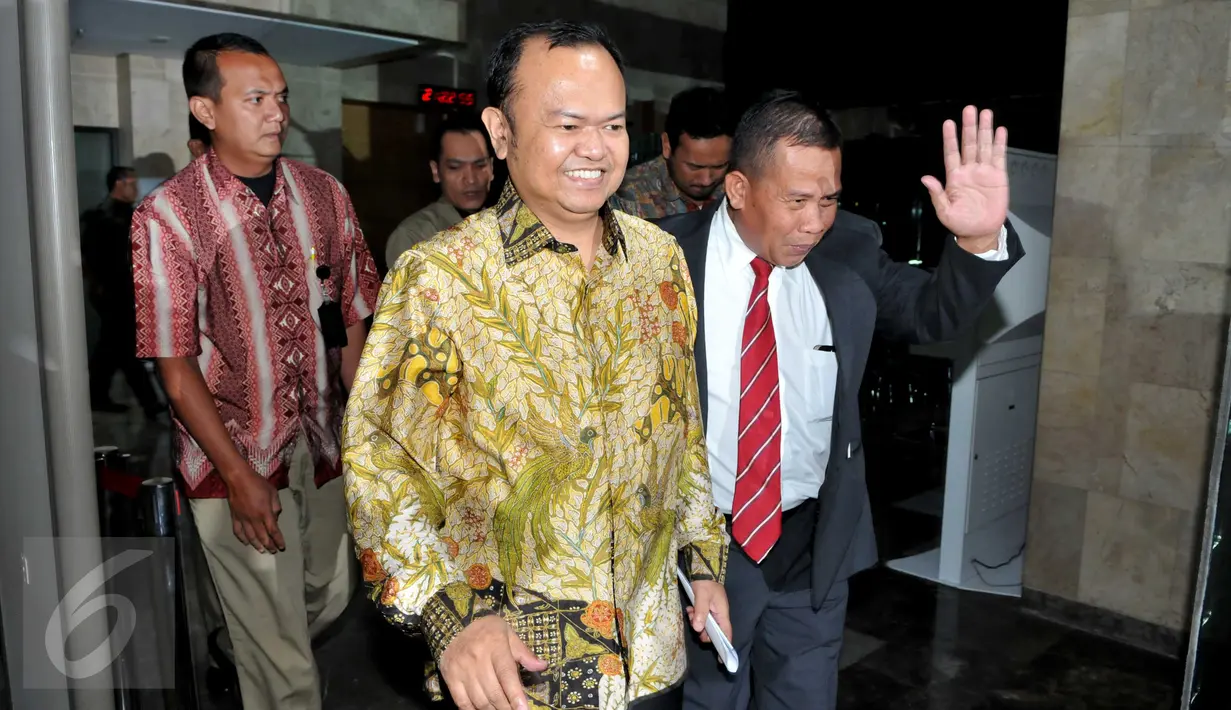 Mantan Sekjen Partai Nasdem, Patrice Rio Capella keluar dari Gedung KPK usai menjalani pemeriksaan, Jakarta, Jumat (16/10/2015). Patrice diperiksa selama 12 jam dan memilih bungkam kepada wartawan. (Liputan6.com/Helmi Afandi)
