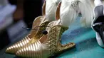Sepatu unik karya desainer Kobi Levi yang dipajang di workshop-nya di Tel Aviv, Israel, Rabu (5/10). Sepatu unik berambut pirang ini dinamai "Blonde Ambition". (AFP PHOTO/Thomas Choex) 