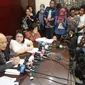 Mario Teguh memberikan keterangan terkait perseteruan dengan Ario Kiswinar Teguh, Jakarta, Senin (10/10). Mario Teguh menyatakan dirinya tidak pernah mengelak bahwa Kiswinar adalah anaknya saat menikah dengan Aryani. (Liputan6.com/Immanuel Antonius)