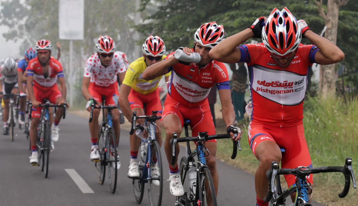 Para pebalap beraksi di Etape 5 Tour de Singkarak 2015, Rabu (7/10/2015). (Bola.com/Arief Bagus)
