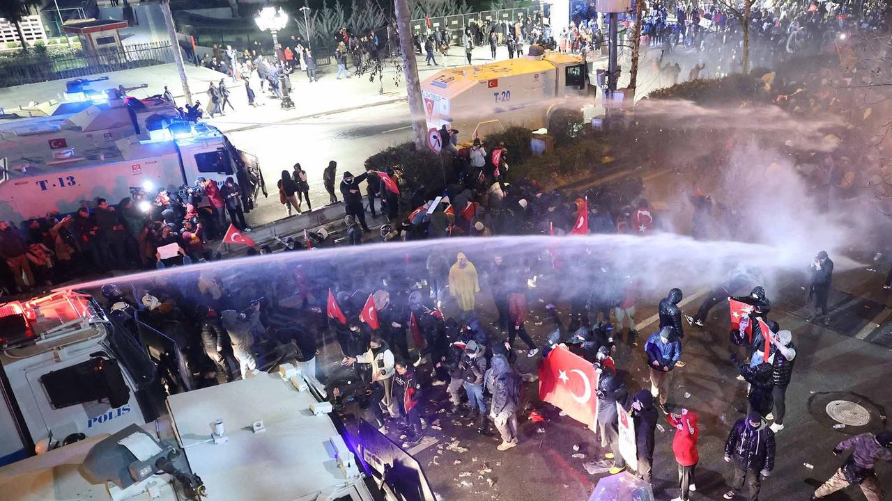 FOTO: Bentrok Pengunjuk Rasa dengan Polisi Memprotes Penahanan Walikota Istanbul Turki