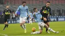 Bek Lazio, Luiz Felipe (tengah) berusaha merebut bola dari penyerang Inter Milan, Lautaro Martinez pada pertandingan Liga Serie A Italia di Stadion San Siro, di Milan, Italia, Senin (10/1/2022). Lazio tertahan di posisi kedelapan klasemen dengan 32 poin. (AP Photo/Antonio Calani)