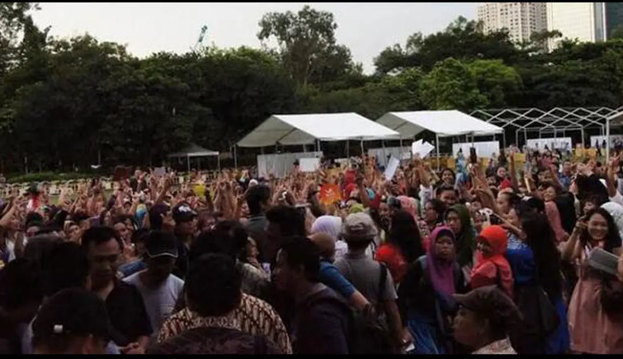 Sekitar 500 sampai 1.000 pemilih mengamuk, merobohkan pagar TPS karena panitia telah menutup TPS padahal mereka belum melaksanakan hak mencoblos, Victoria Park, Causeway Bay, Hongkong, Minggu (6/7/2014) (twitter.com) 