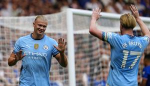 Pemain Manchester City, Erling Haaland (kiri) merayakan gol pertama timnya ke gawang Chelsea bersama Kevin De Bruyne pada laga Liga Inggris 2024/2025 di Stamford Bridge, London, Inggris, Minggu (18/08/2024) WIB. (AP Photo/Dave Shopland)