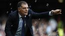 1. Pelatih West Ham, Slaven Bilic, memberikan arahan kepada anak asuhnya saat melawan Arsenal pada Liga Premier Inggris di Stadion The Boleyn Ground, London, Sabtu (9/4/2016). Kedua tim bermain imbang 3-3. (AFP/Ian Kington)