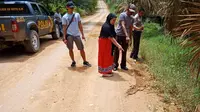 Polisi mendatangi TKP hilangnya uang Rp 60 juta milik emak-emak pensiunan PNS. (Dok. Polres Tebo/B Santoso)